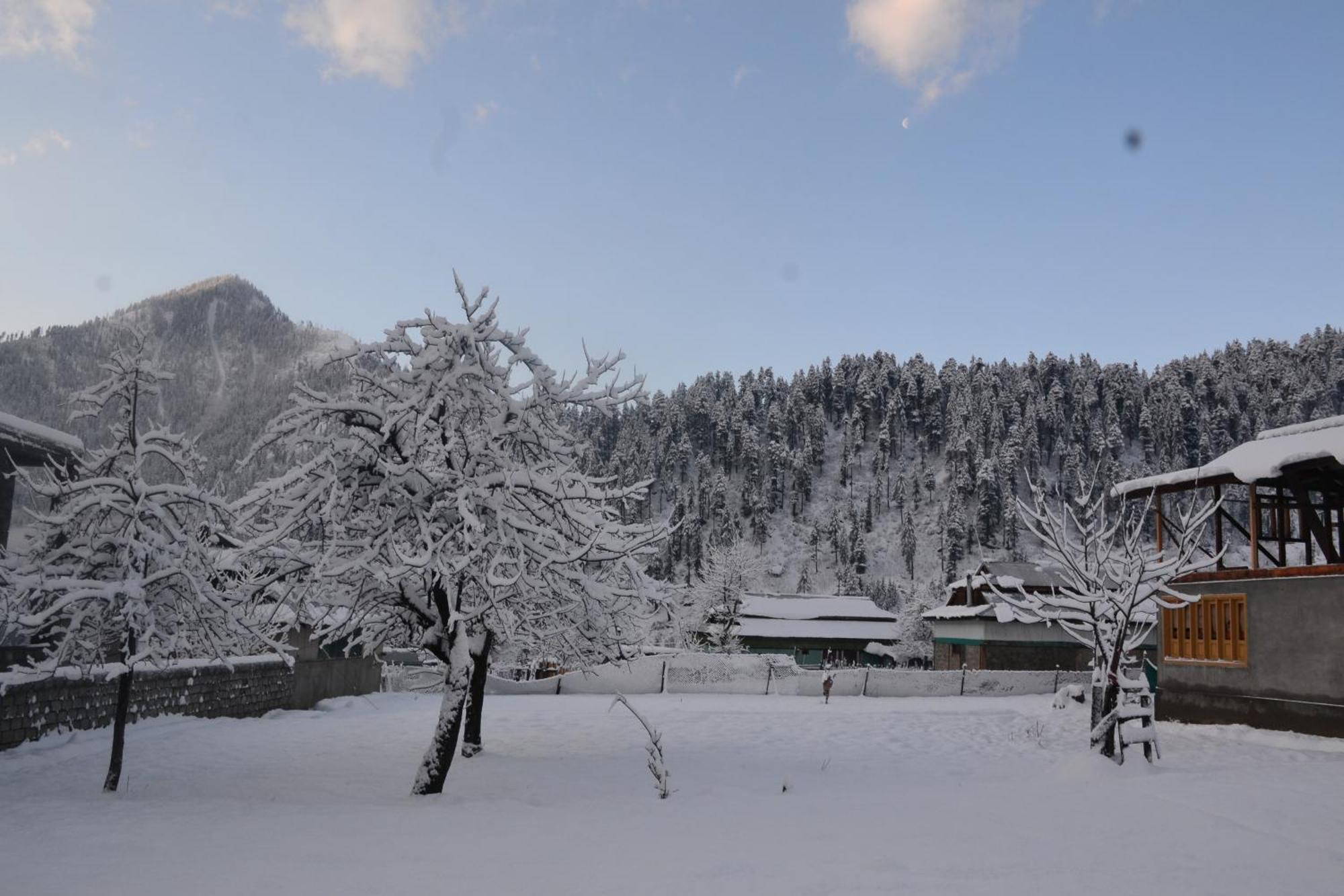 West End Lodges Neelum Buitenkant foto