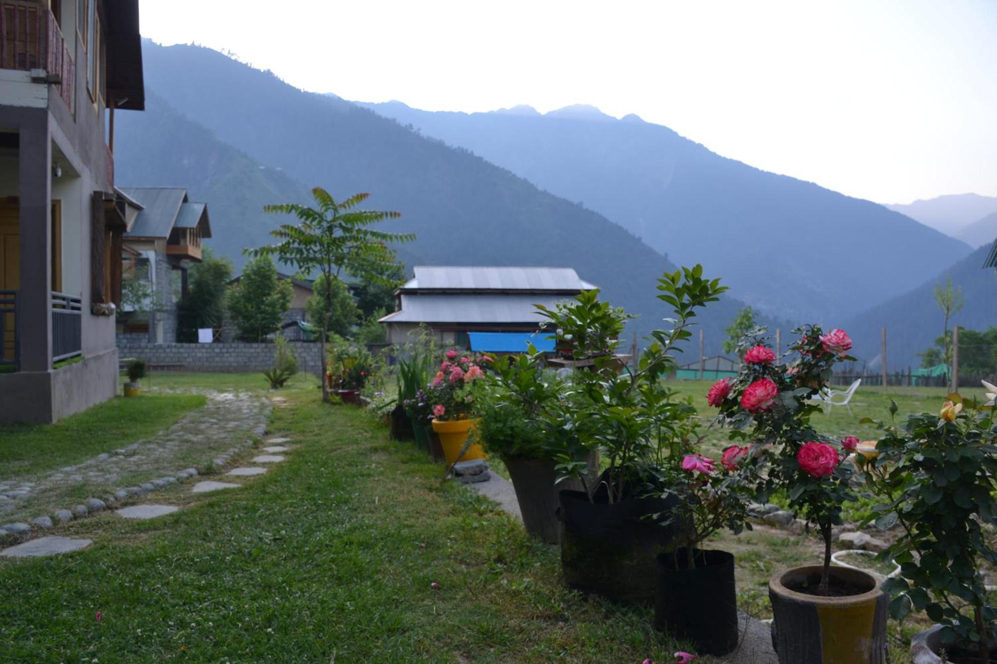 West End Lodges Neelum Buitenkant foto
