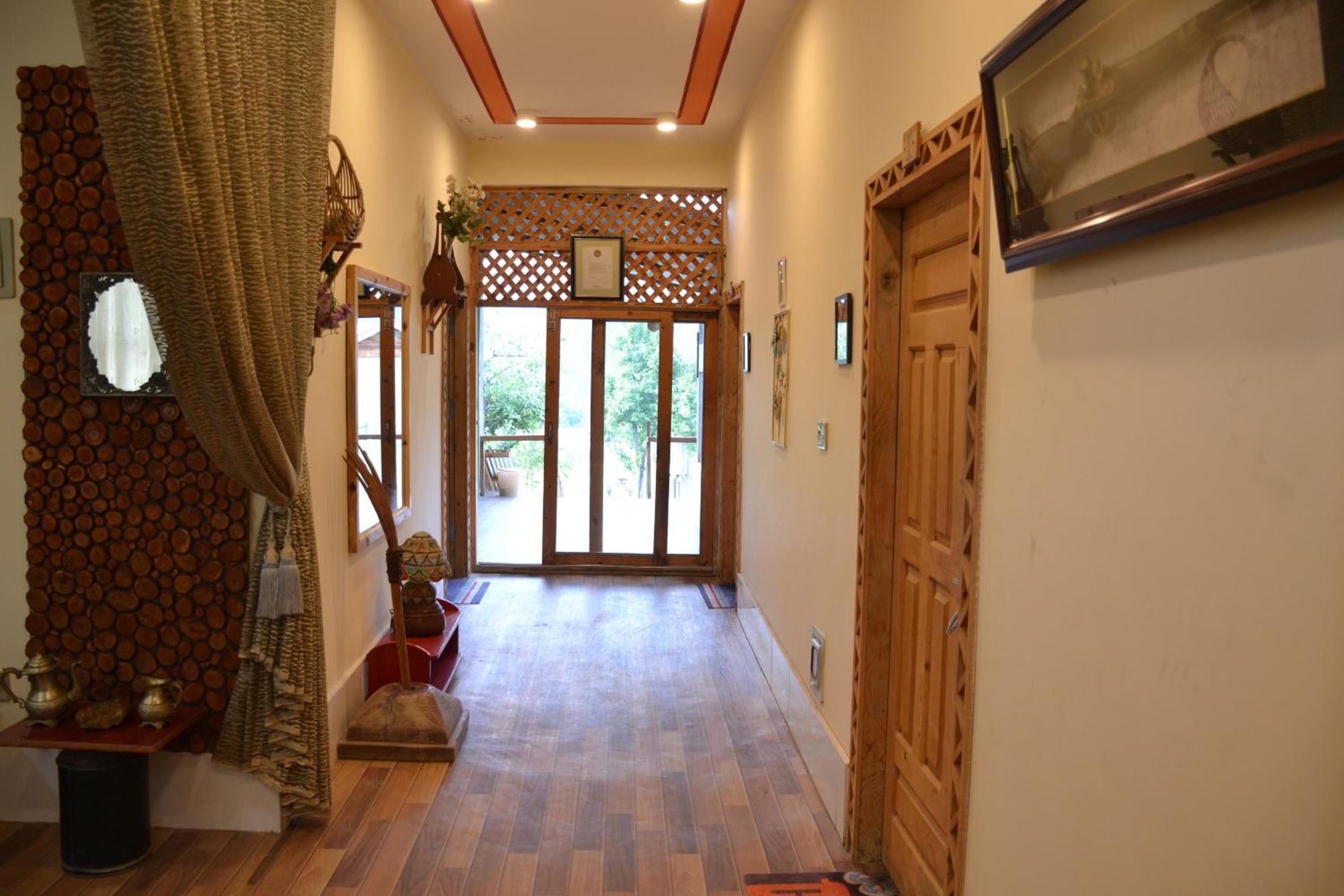 West End Lodges Neelum Buitenkant foto