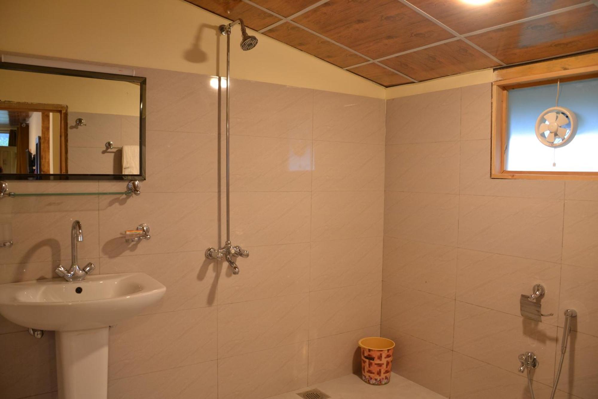 West End Lodges Neelum Buitenkant foto