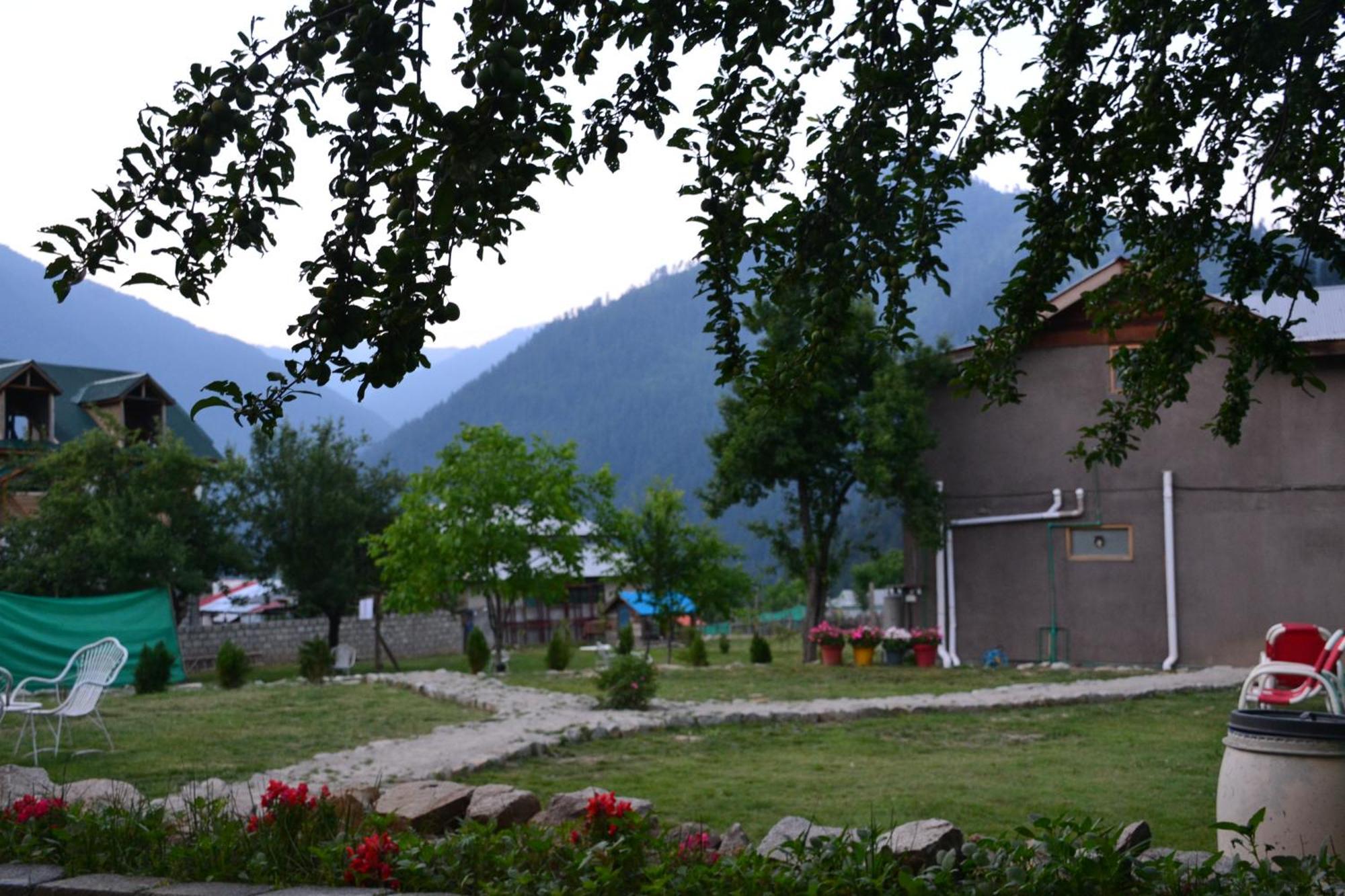 West End Lodges Neelum Buitenkant foto