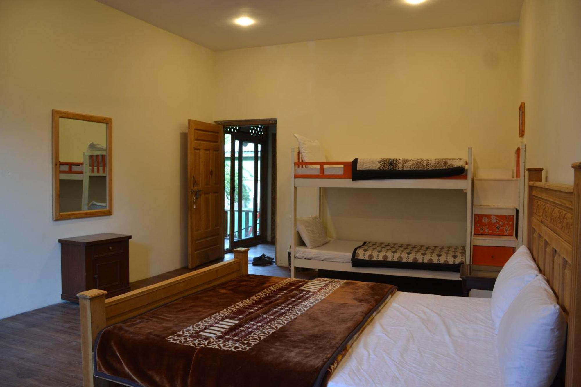 West End Lodges Neelum Buitenkant foto
