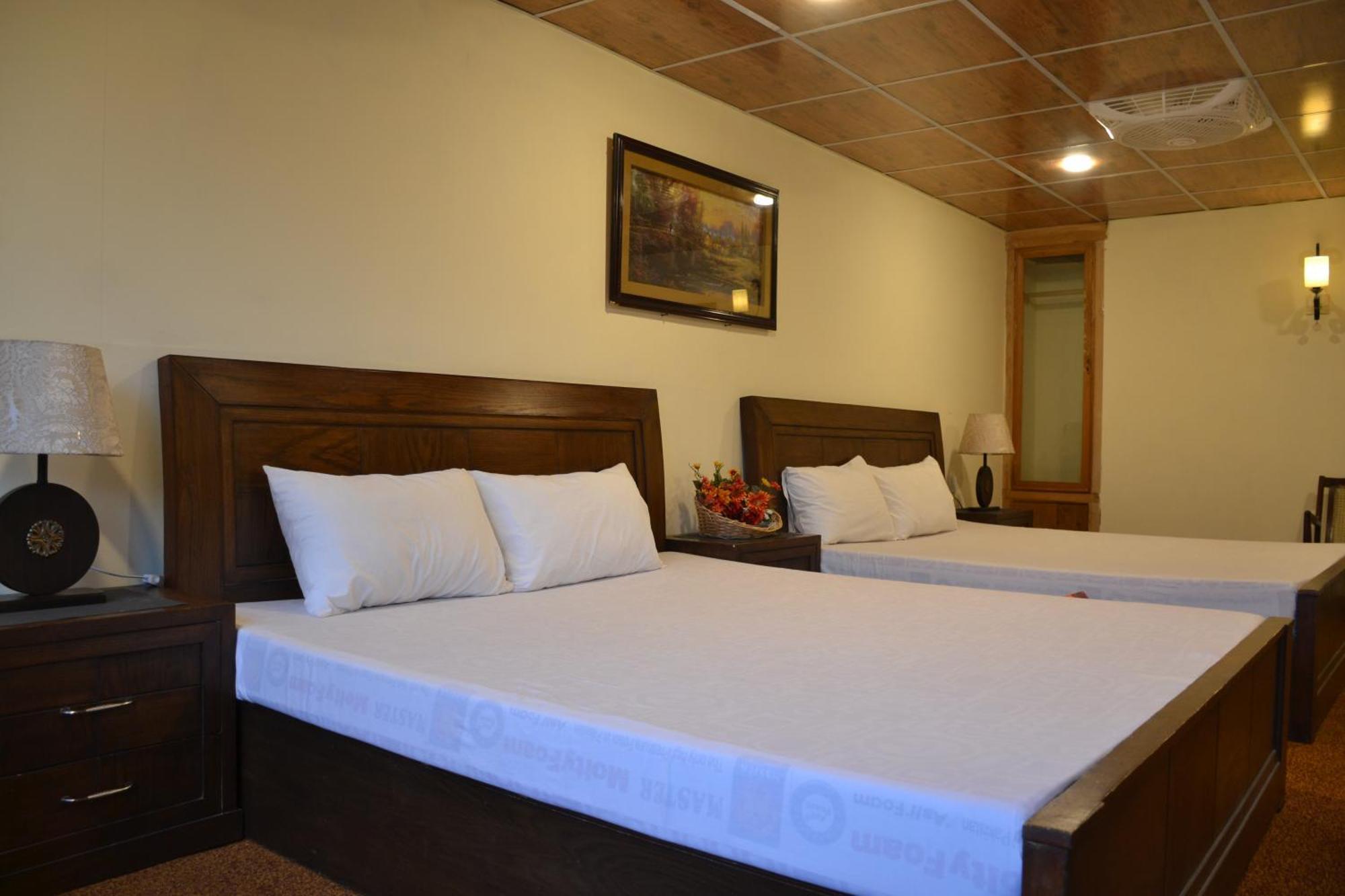 West End Lodges Neelum Buitenkant foto