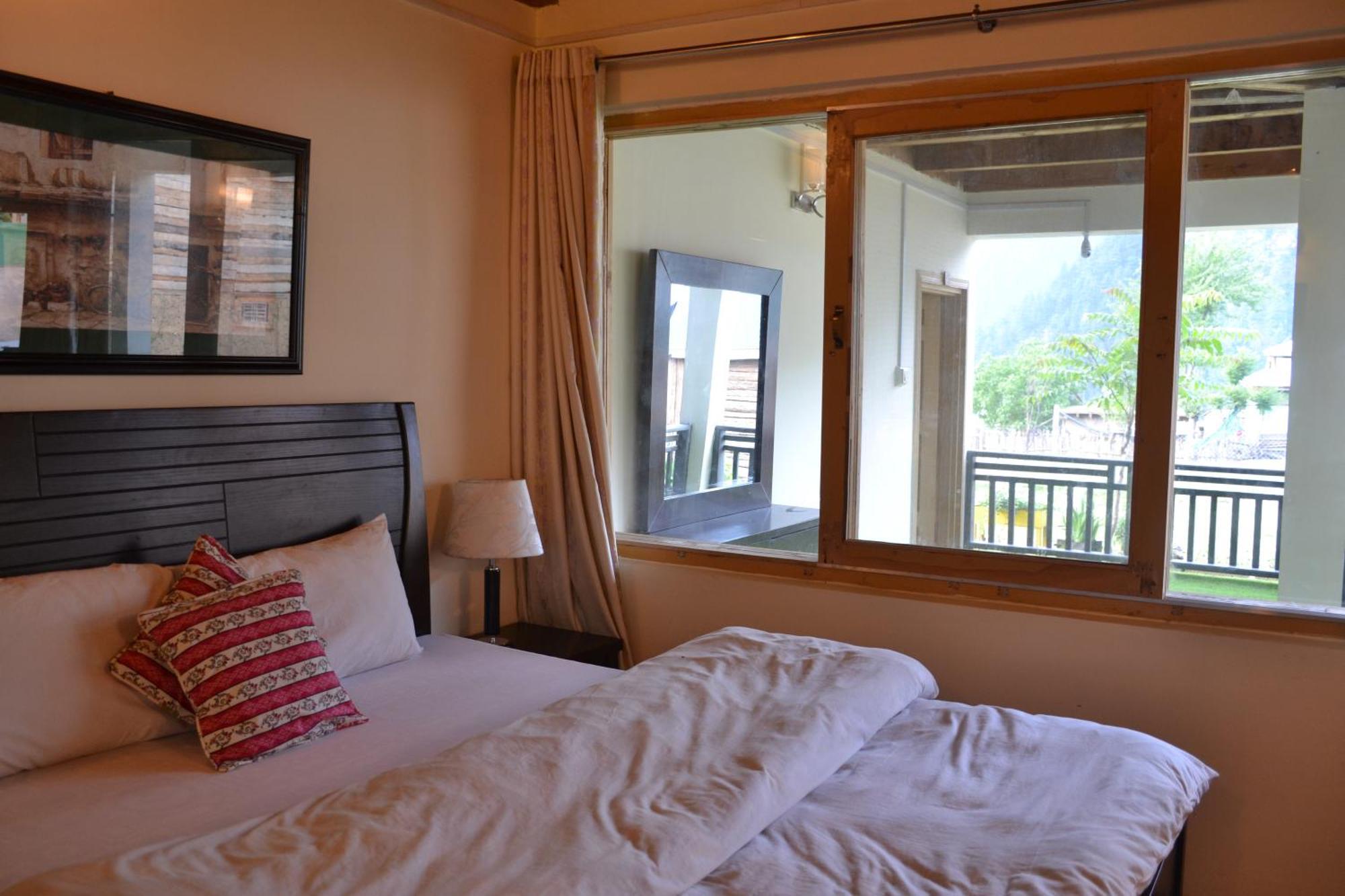 West End Lodges Neelum Buitenkant foto