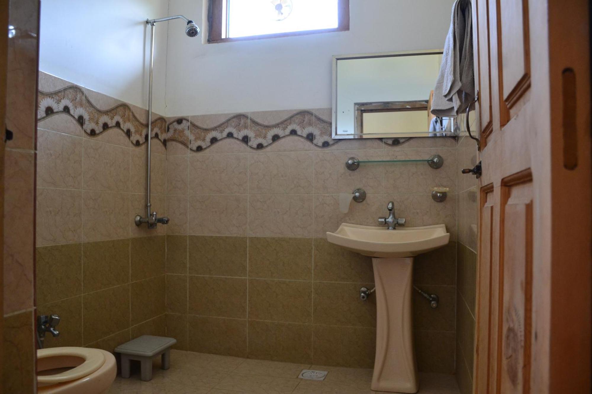 West End Lodges Neelum Buitenkant foto