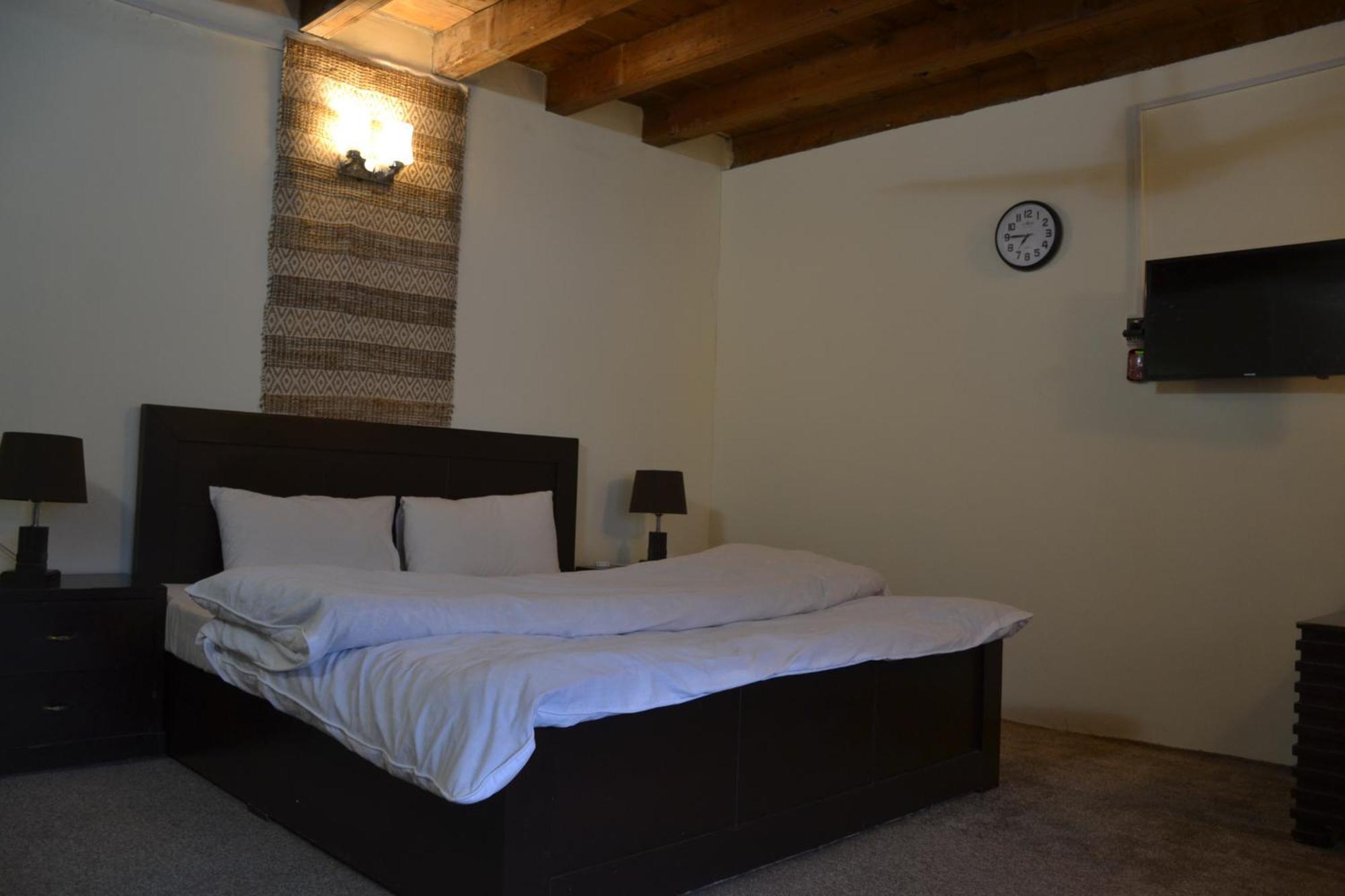 West End Lodges Neelum Buitenkant foto