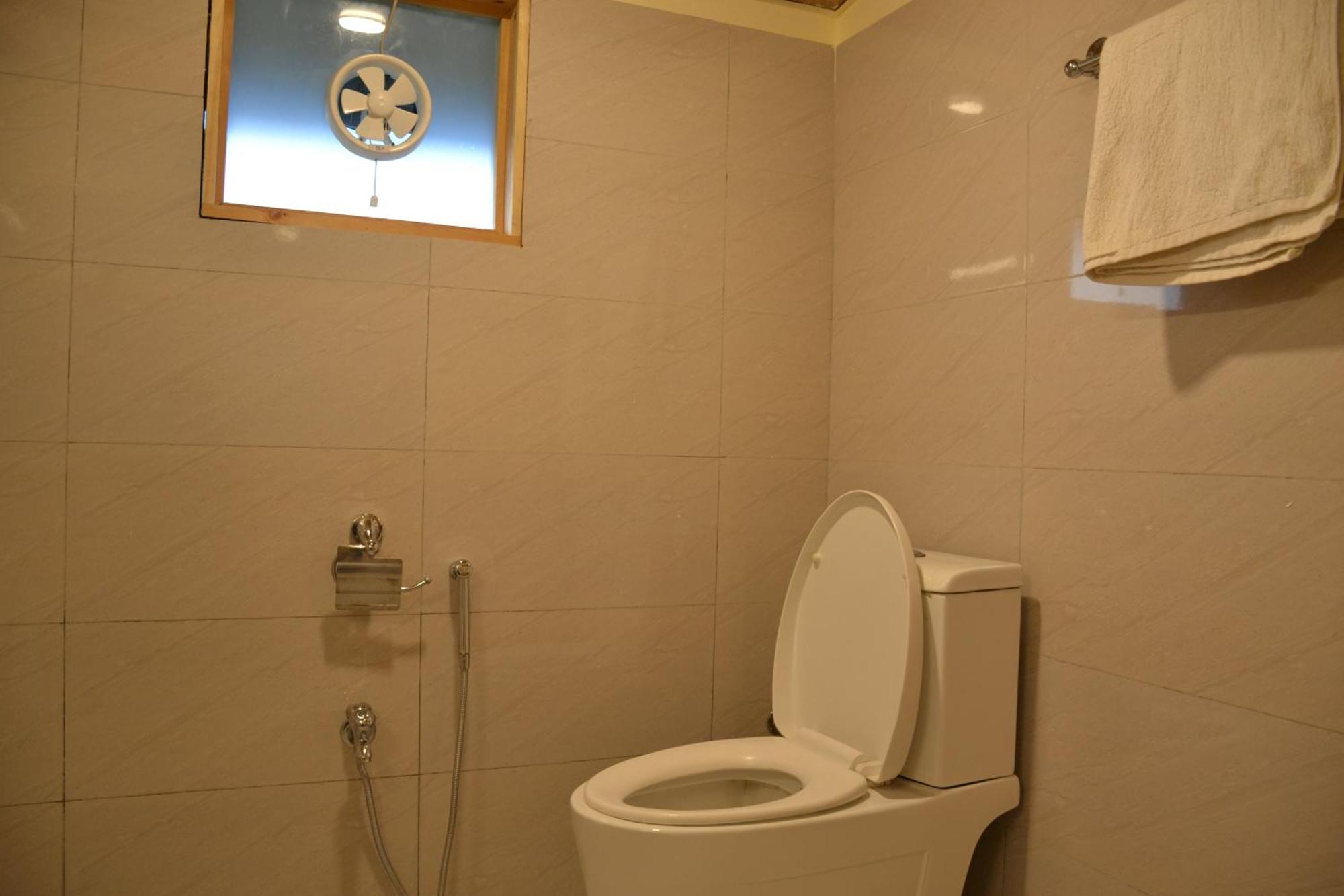 West End Lodges Neelum Buitenkant foto
