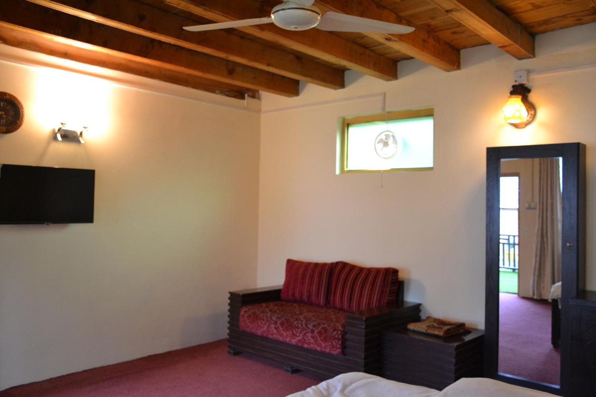 West End Lodges Neelum Buitenkant foto