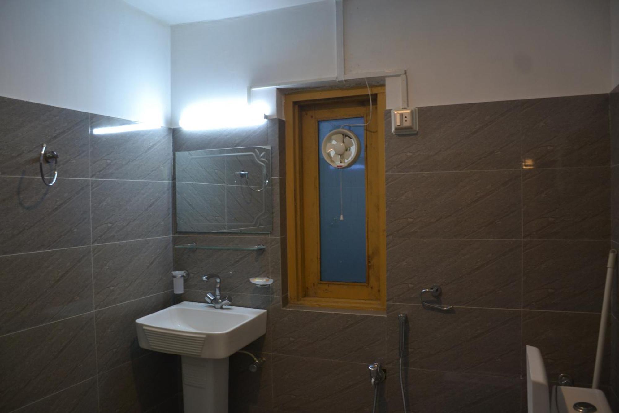 West End Lodges Neelum Buitenkant foto