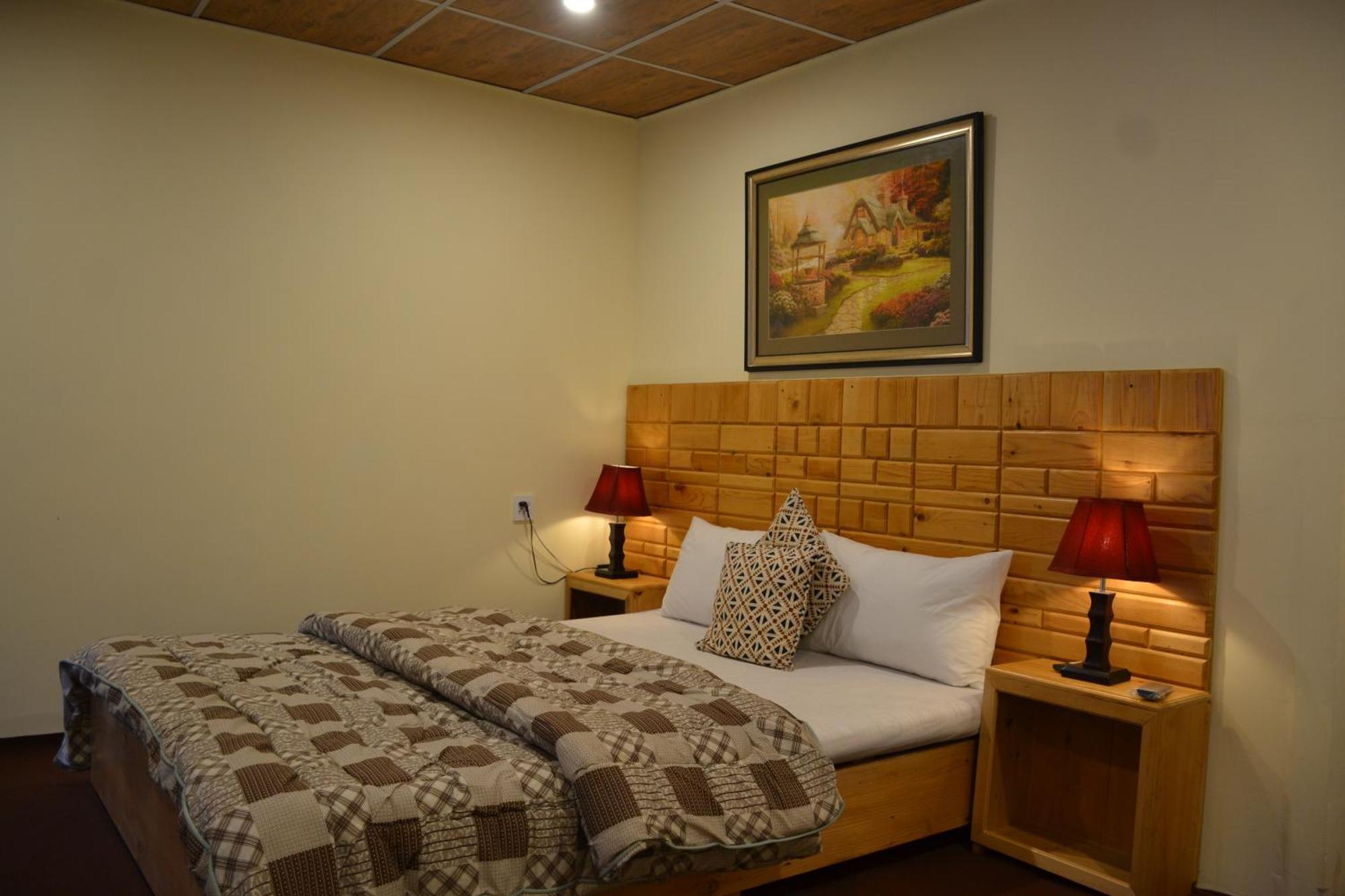 West End Lodges Neelum Buitenkant foto