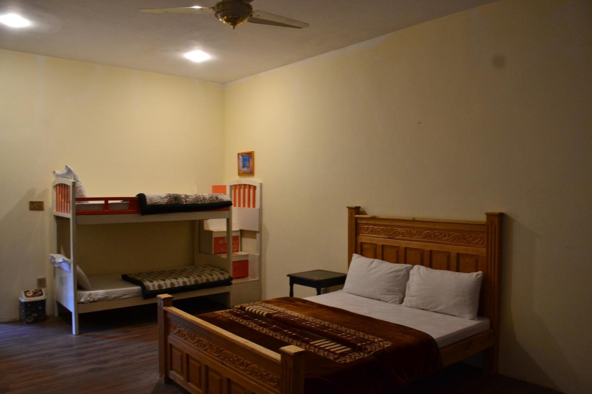 West End Lodges Neelum Buitenkant foto