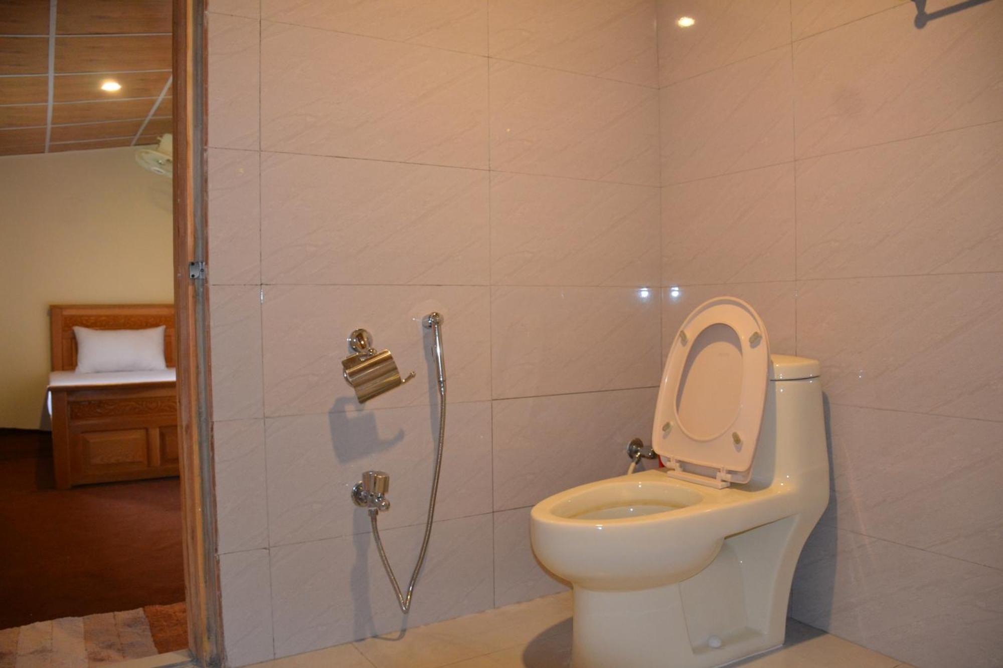 West End Lodges Neelum Buitenkant foto