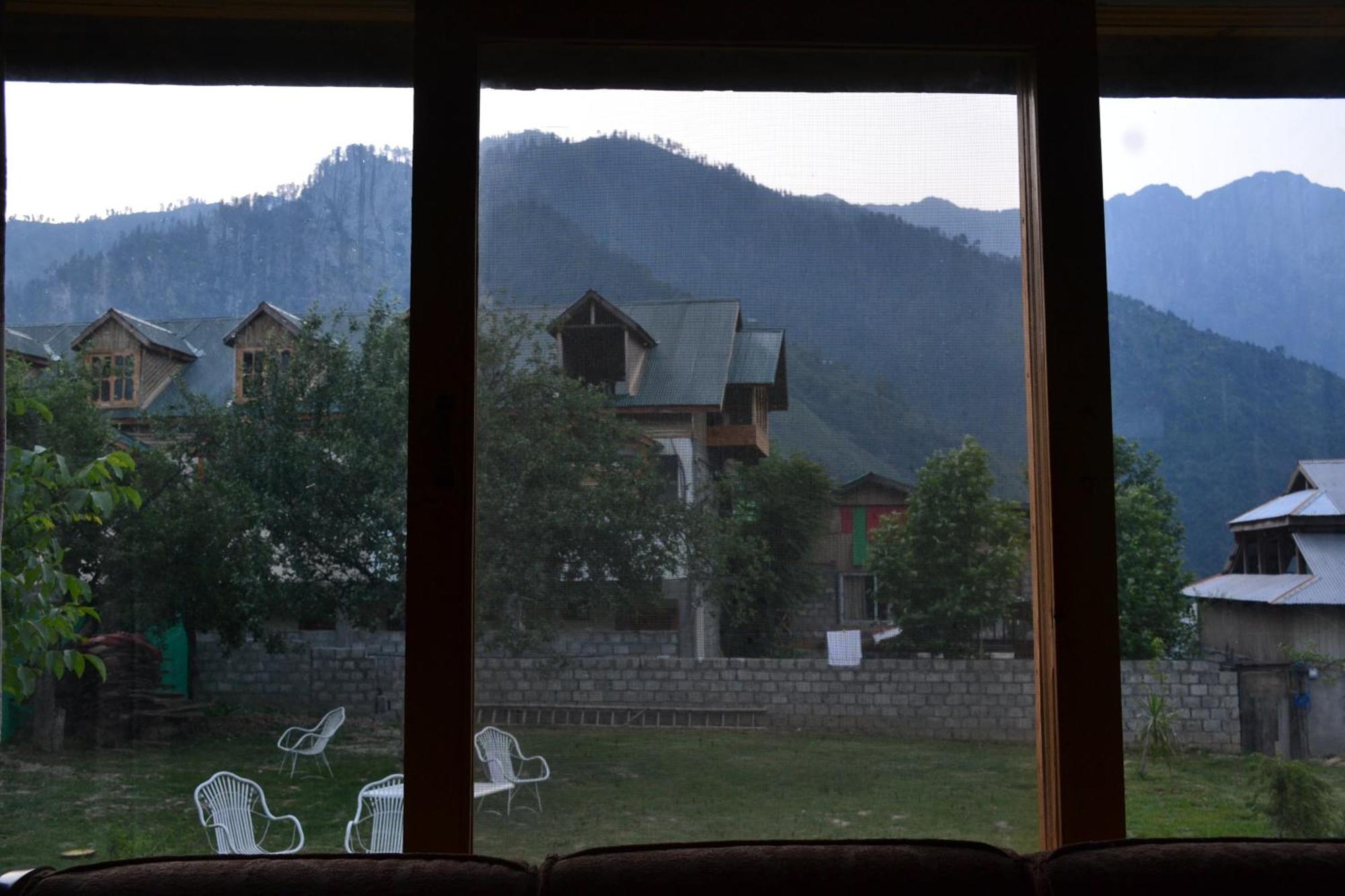 West End Lodges Neelum Buitenkant foto